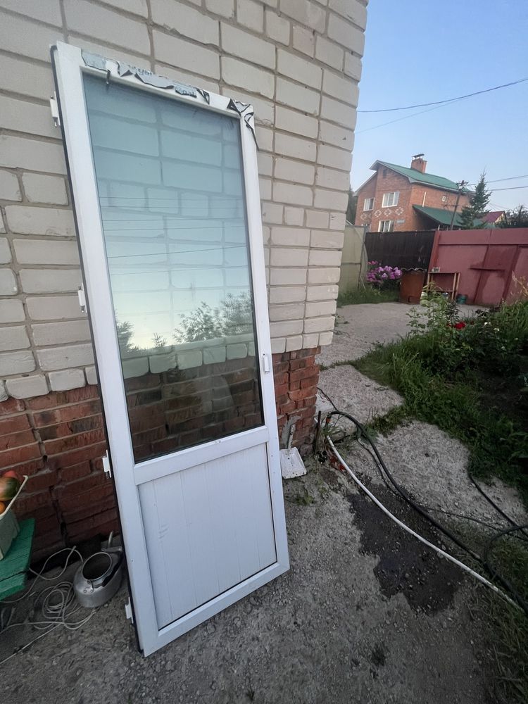 Продам пластиковую балконную дверь