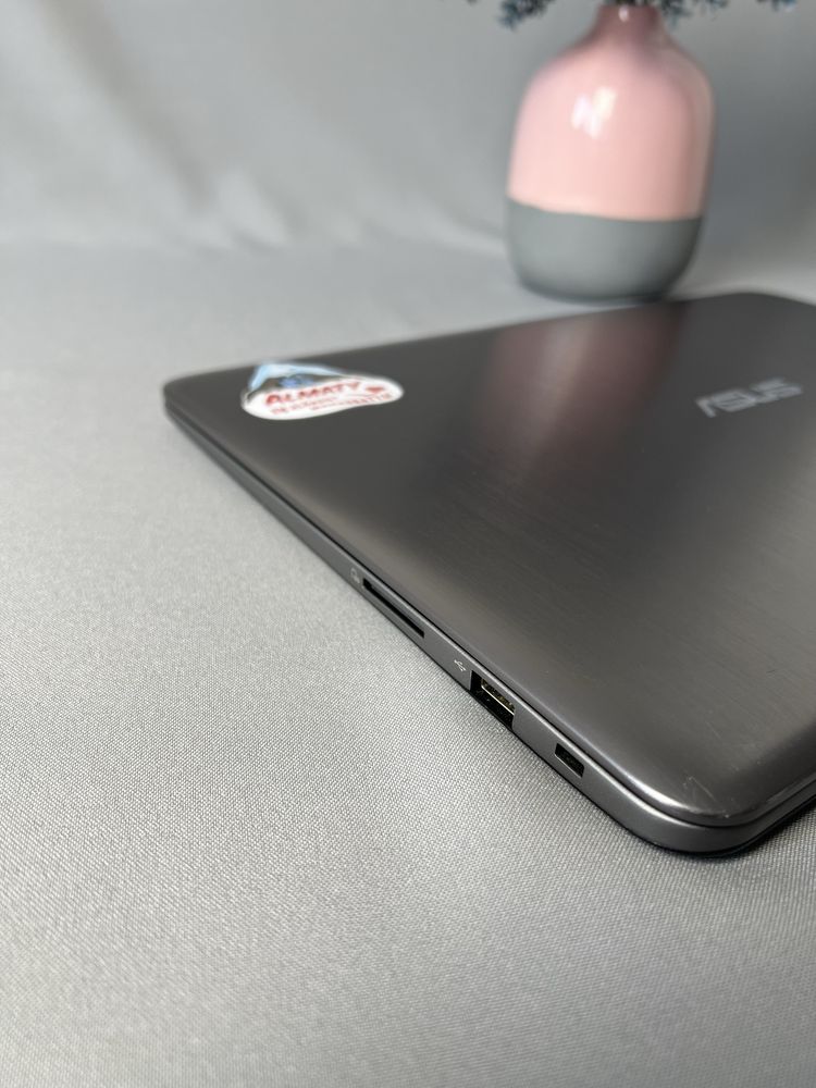 Ноутбук Asus VivoBook E403N Мобильная версия, элегантно оформленная