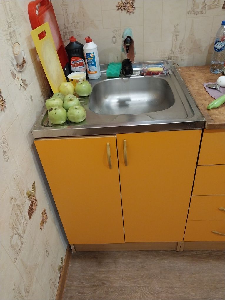 Продам  кухонный гарнитур для маленькой кухни бу в отличном состоянии