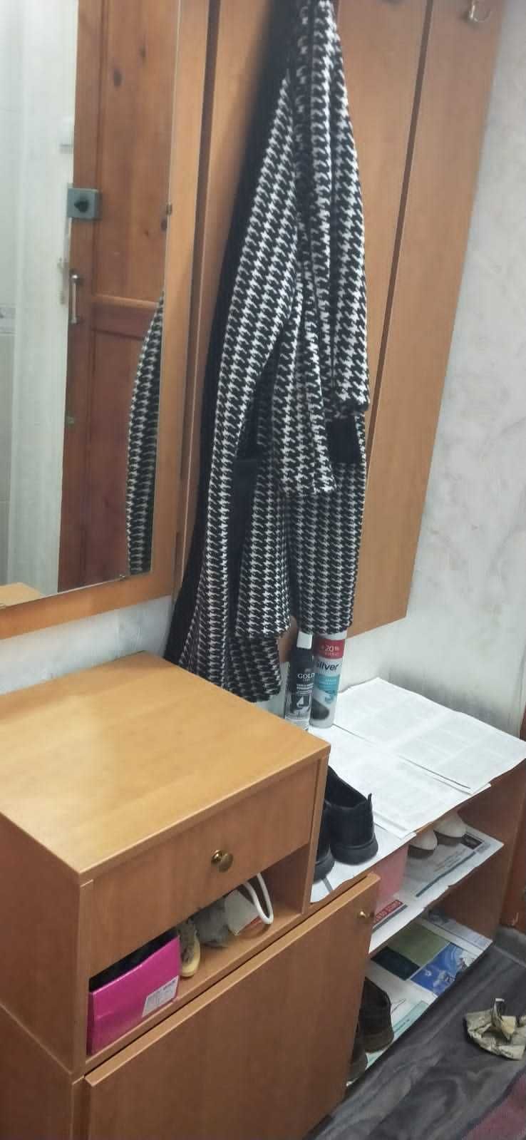 Продаются мебели б/у (Ковер, прихожая, уголок на кухню, стол и стулья)