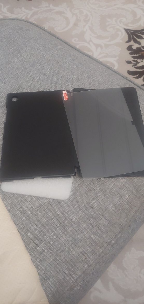 Продам чехол для планшета Samsung Tab A8 10.5 "продам стекло защитное