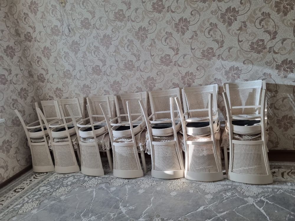 Продается стол со стульями