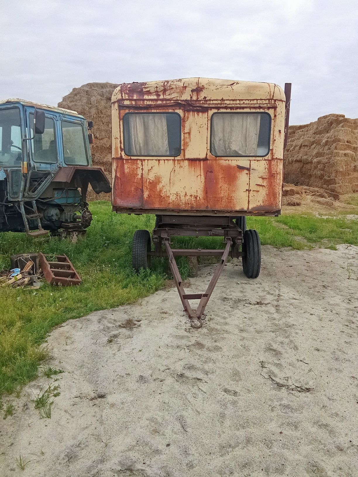 Продам телегу для сена и тюков  и вагончик звоните и решите