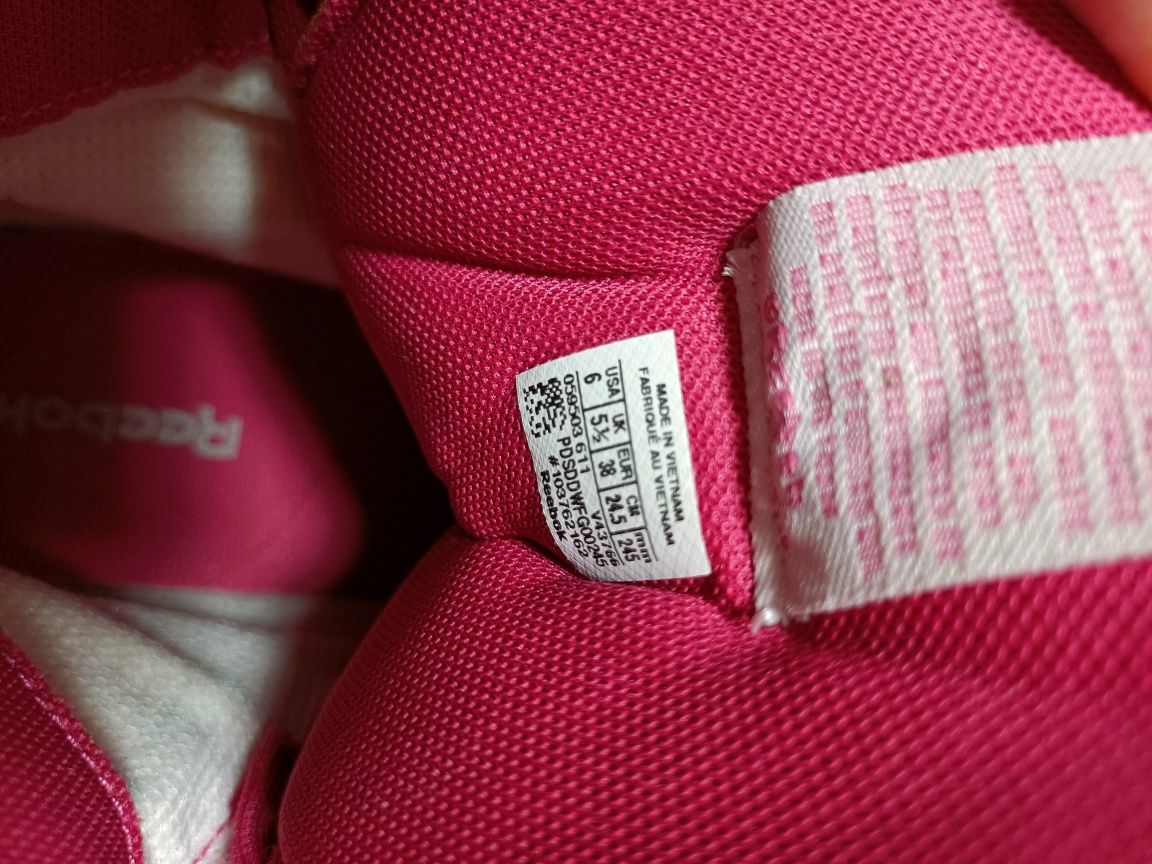 Продам новые зимние кроссовки Reebok