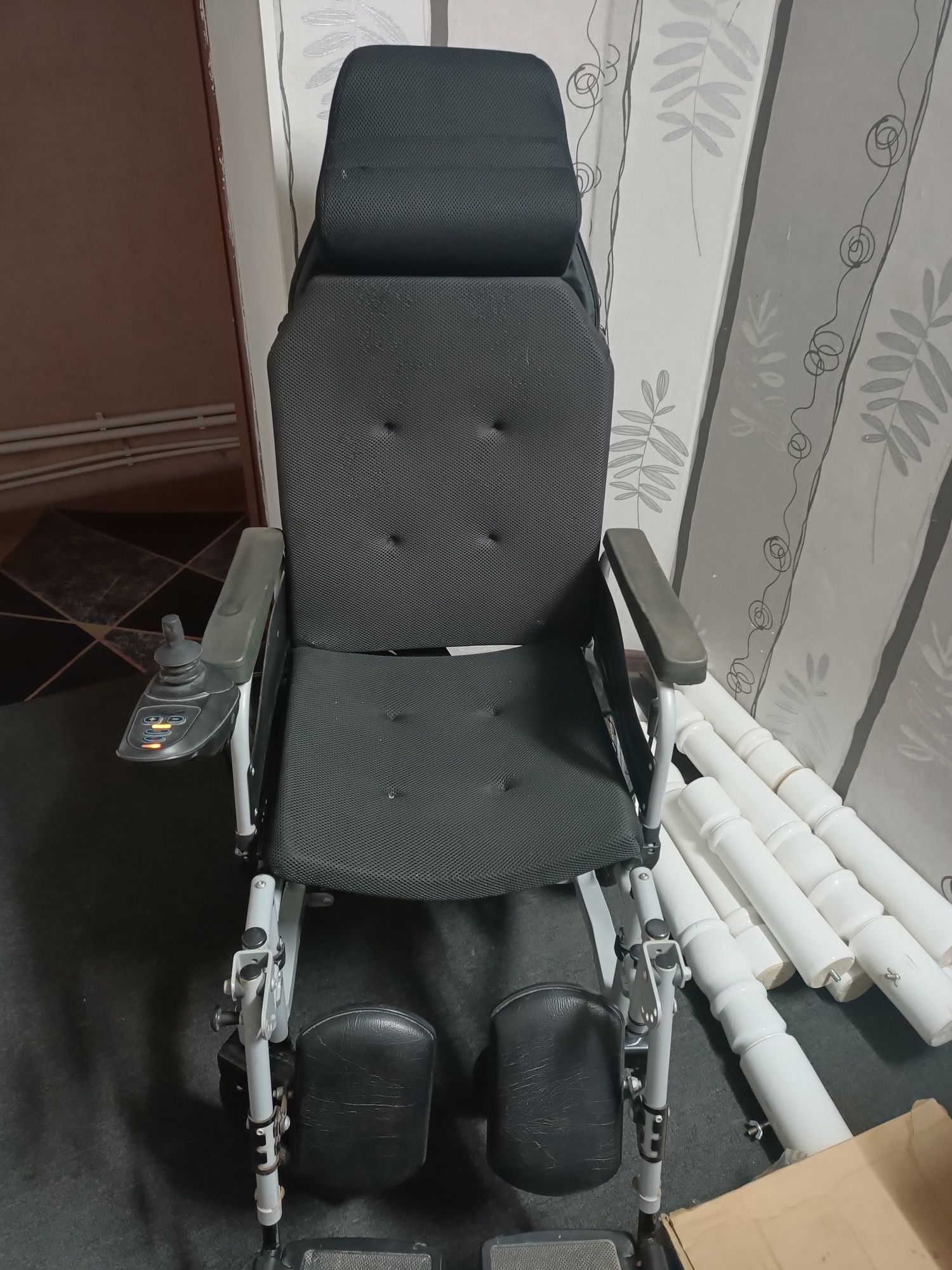 Продам инвалидную коляску с пульт управлением! Электрический! Коляска