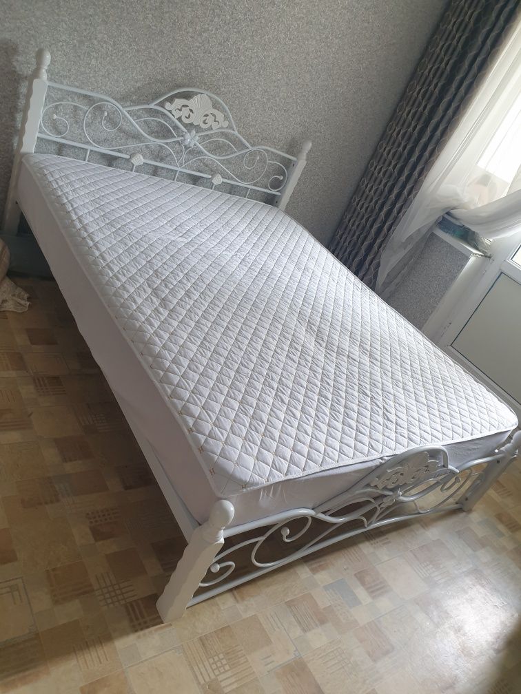 Продается кровать с матрасом б/у