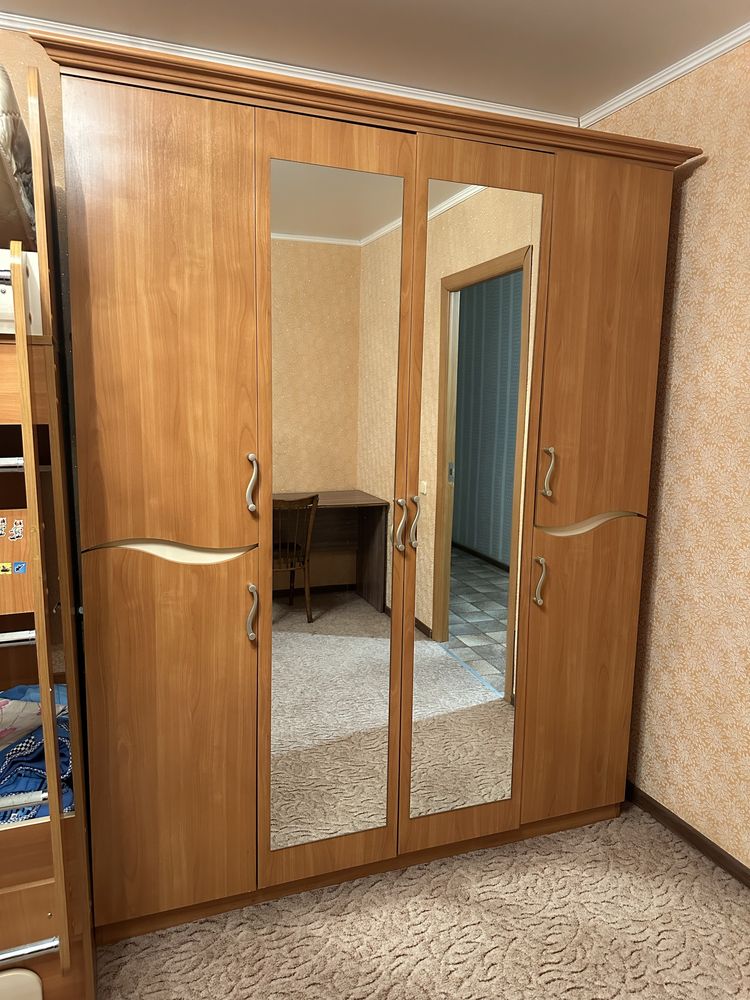 Продам комплект: шкаф и комод для спальни