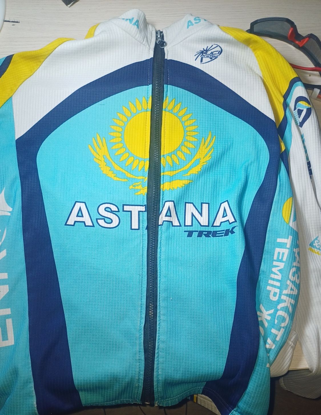 продаётся велоформа. Astana pro team с длинным руковом. На рост 175 ++