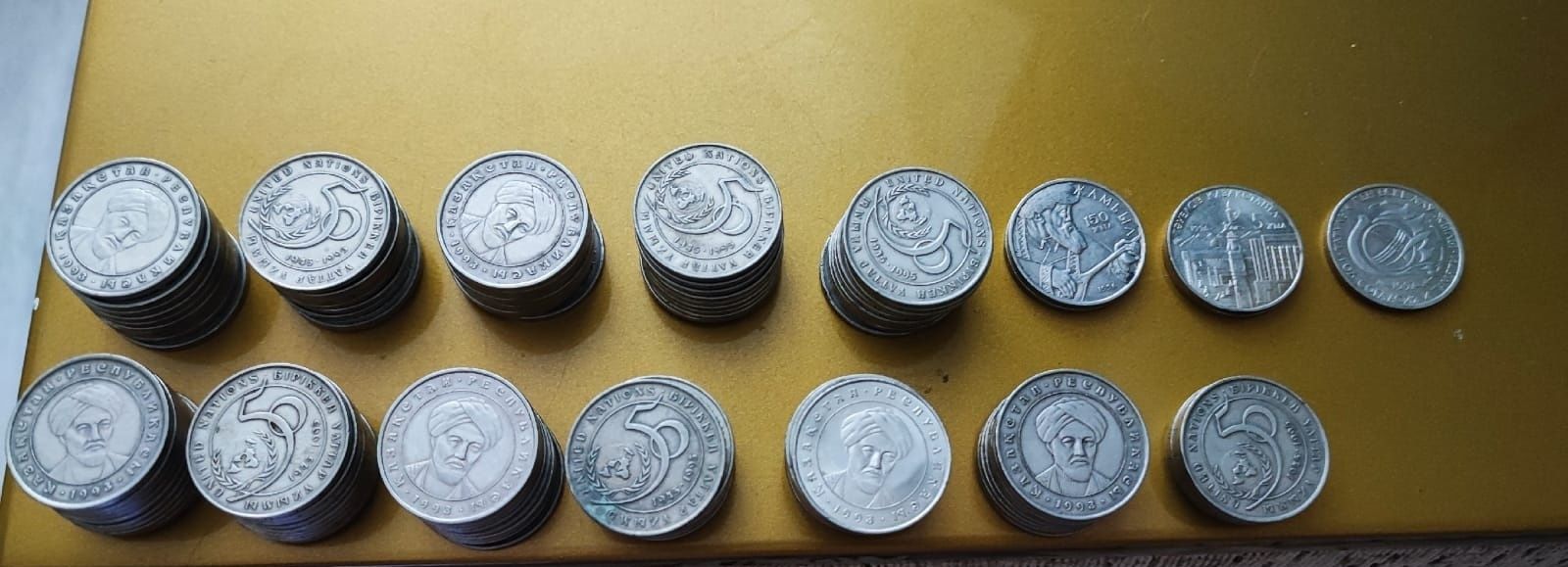 Продам монеты. Разного номинала.