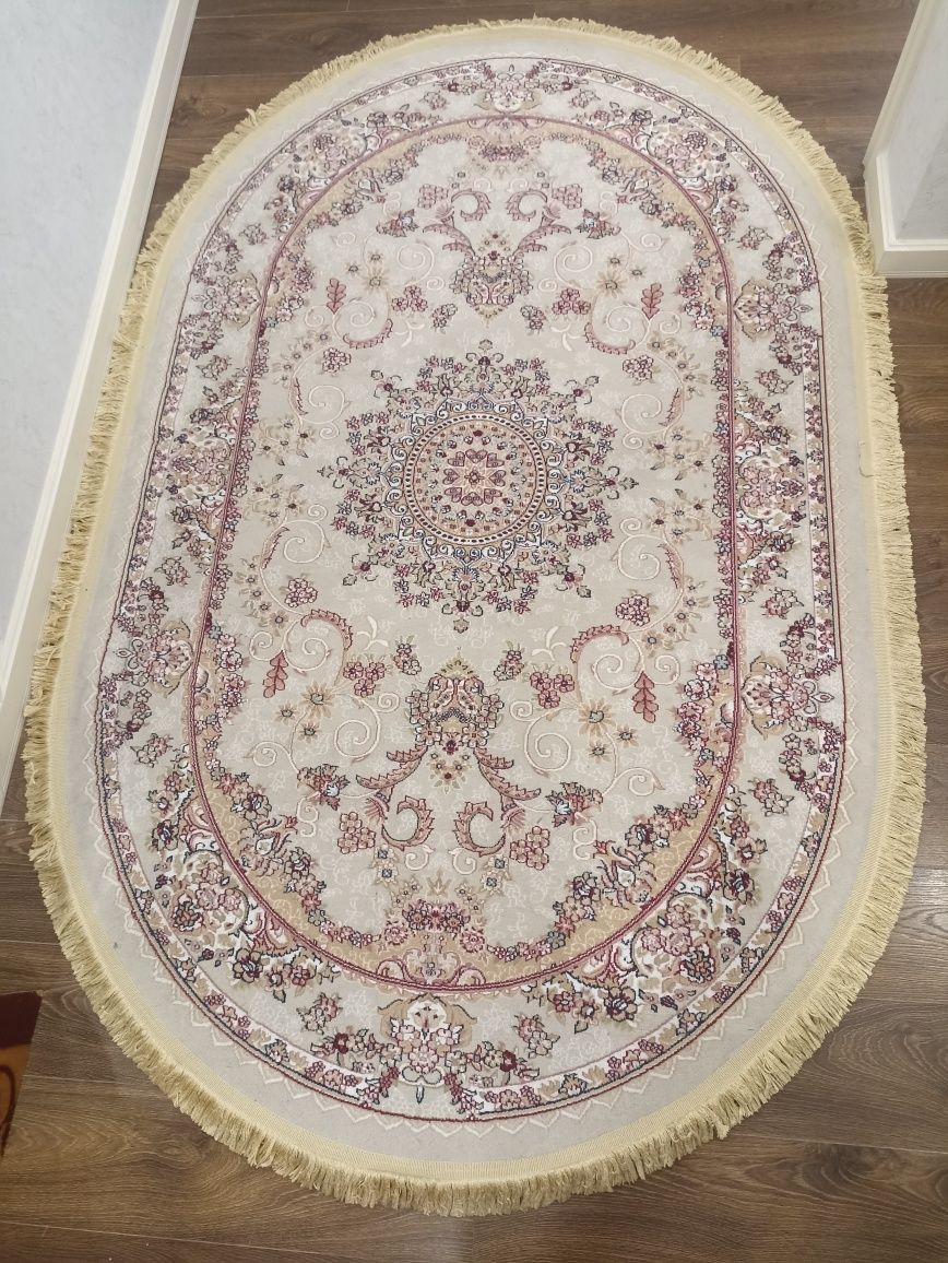Продам ковер в гостиную