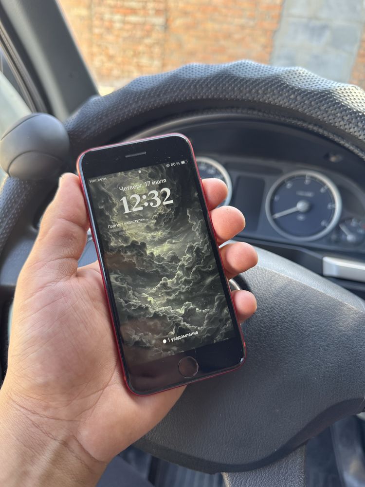 Продам Iphone SE 2020