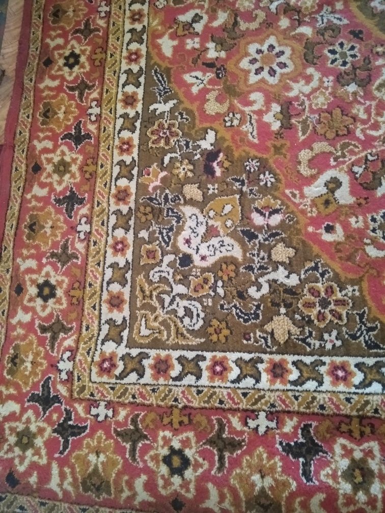 Ковёр большой,красивый