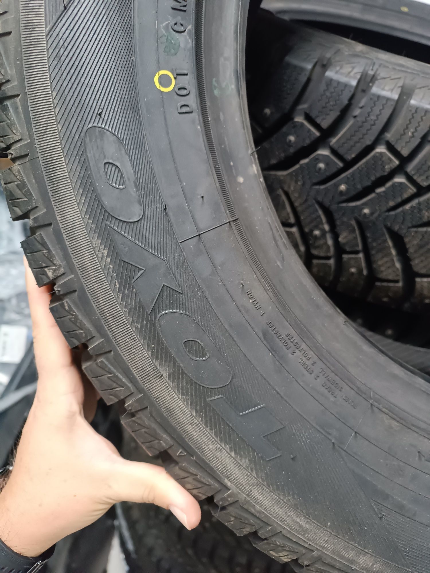 Продам зимнюю резину с шипами TOYO 215/65 R16 новая