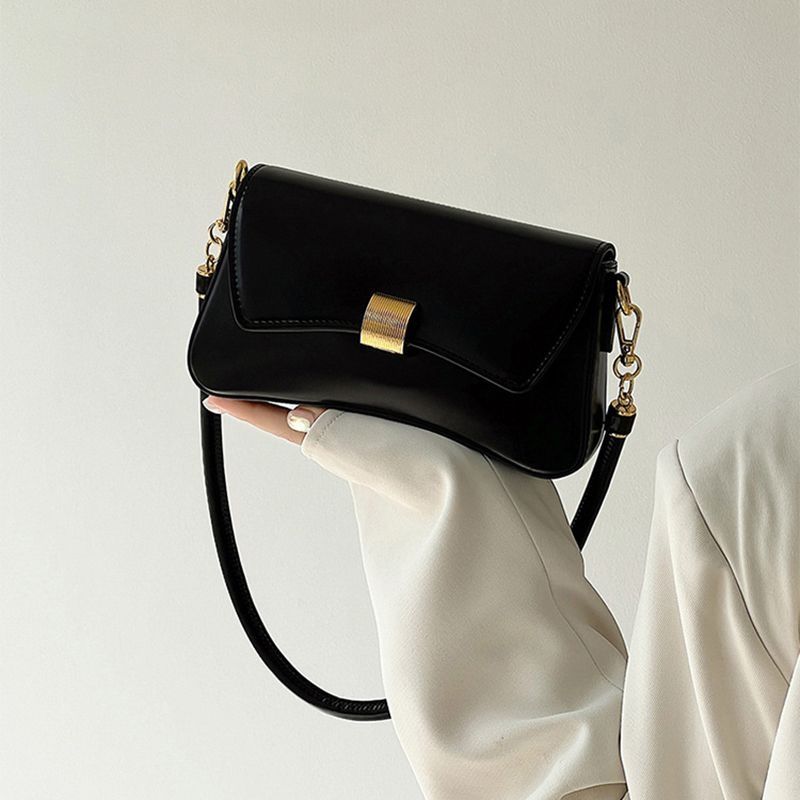 Чёрная сумочка в стиле минимализма от бренда Zara. Новая.