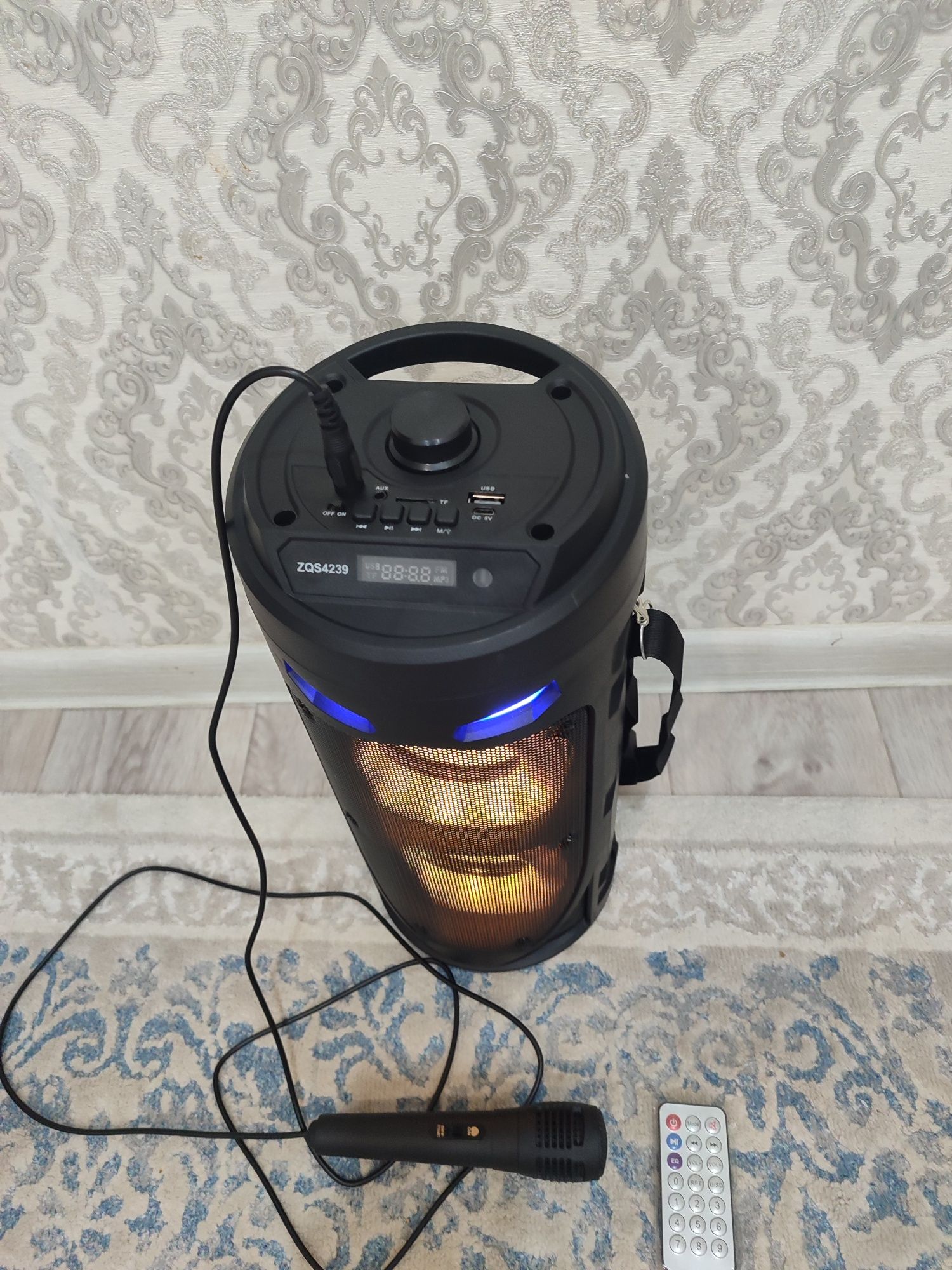 Продаю портативную колонку  ВТ SPEAKER  с микрофоном новый
