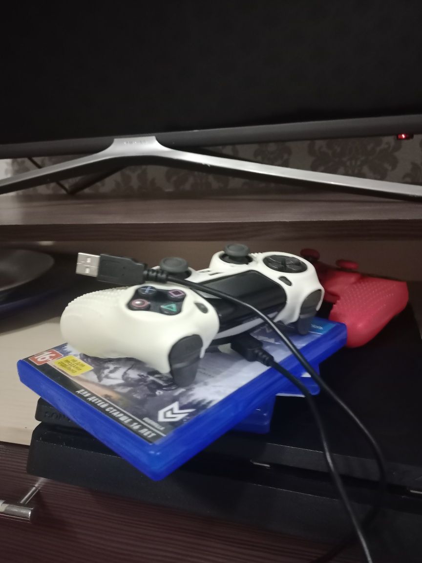 Play station 4 slim 1TB + 3 игры+2 геймпад