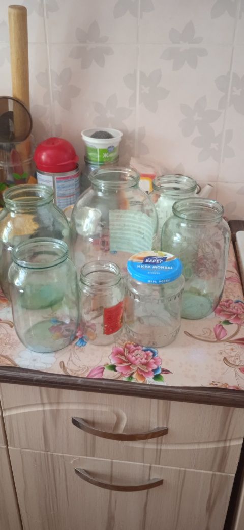 Продам 2х литровые банки,  700гр, 600гр и 0.5л мелкие банки.