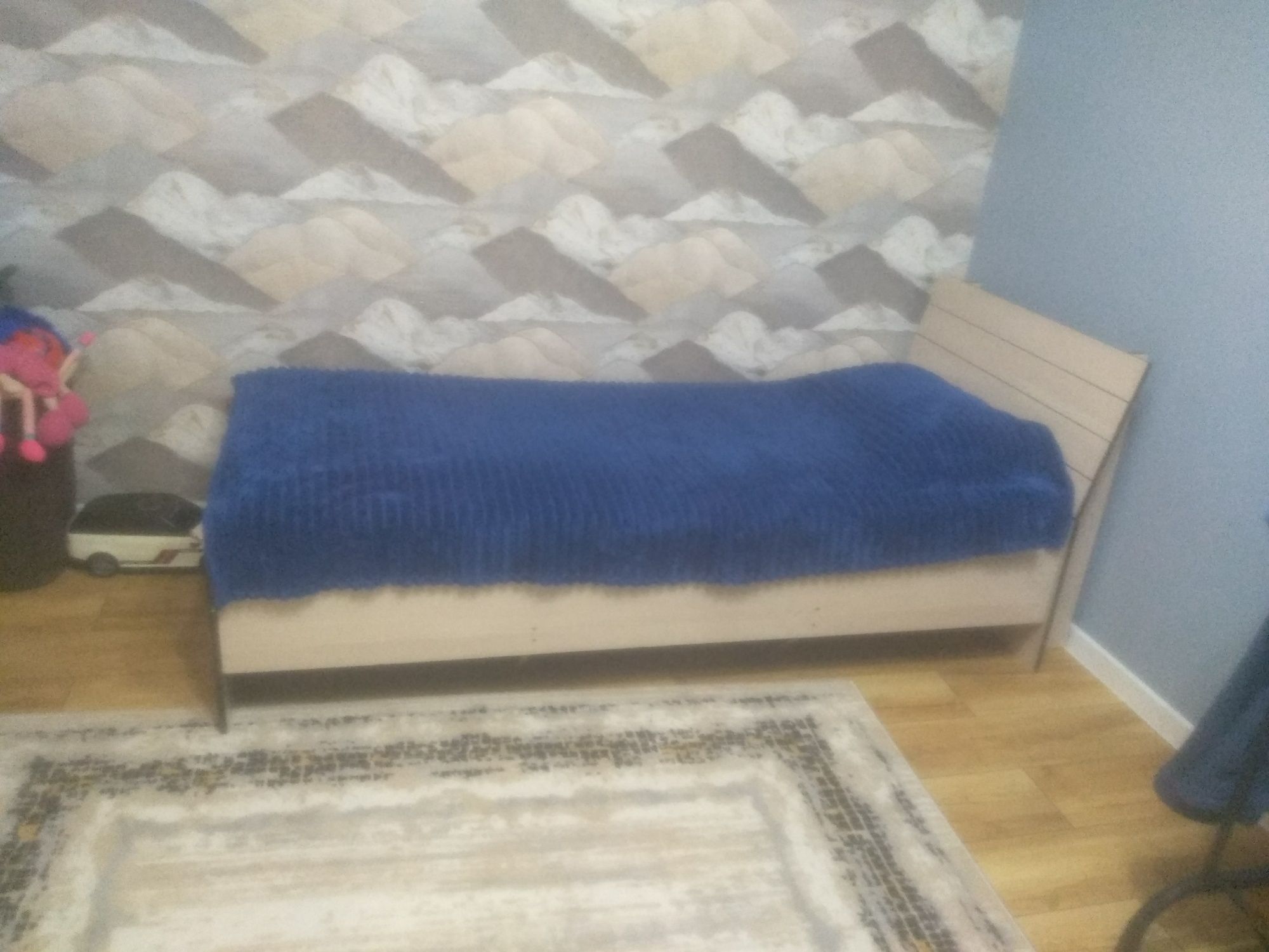 Одна спальня кровать 2шт и письменный стол