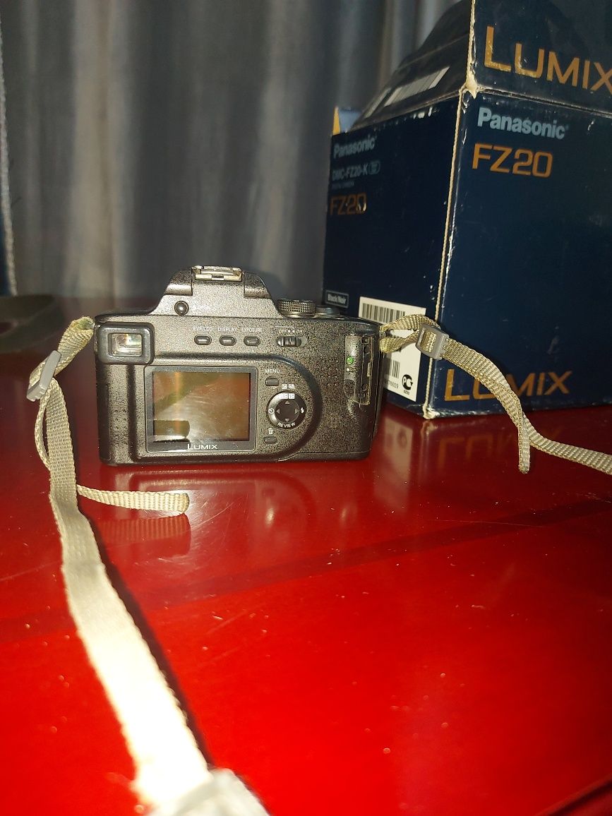 Срочно продам фотоапарат Panasonic DMC-FZ20-K
