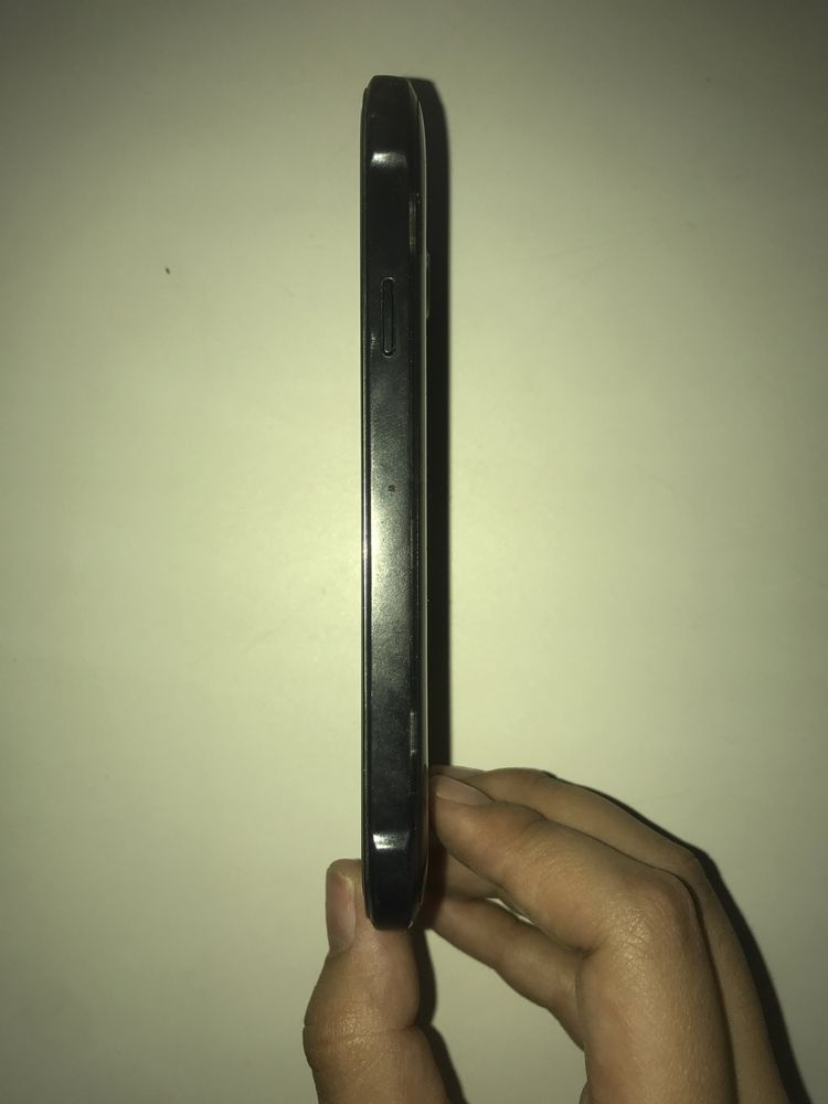 Сотовый телефон Samsung Galaxy J1