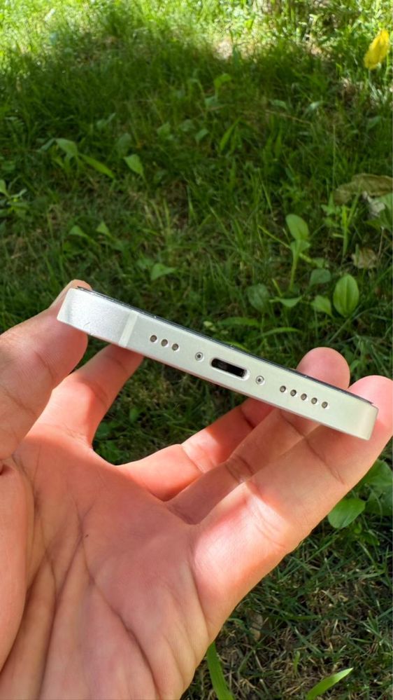 Продам Айфон 12 в белой расцветке