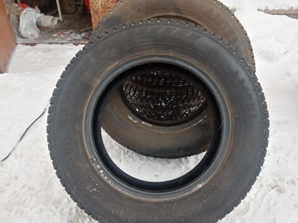 Продам зимние шины на 16, размер 215х65 R 16 месяц стояли на машине,