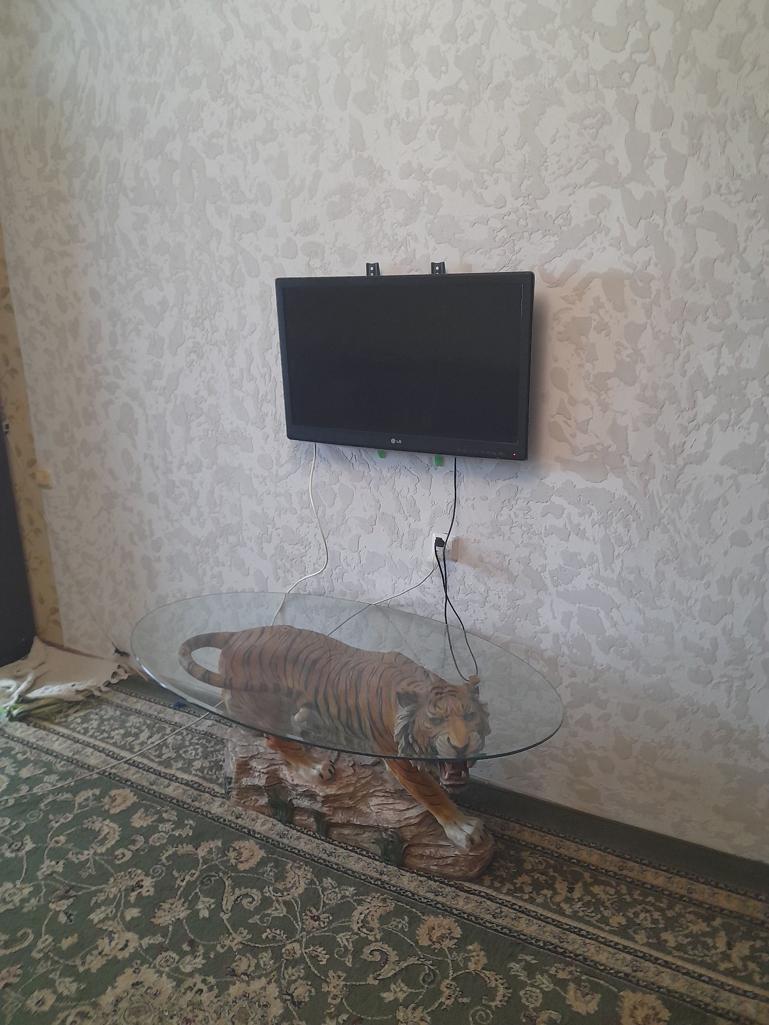 Стол в виде тигра