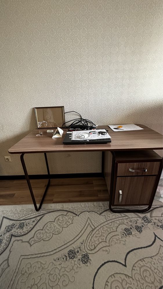 Отдам даром. Рабочий стол, сандық.