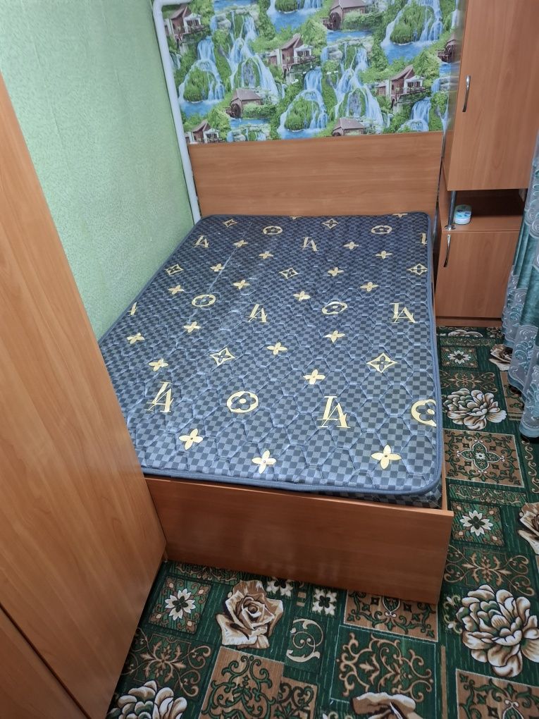 Двуспальная кровать