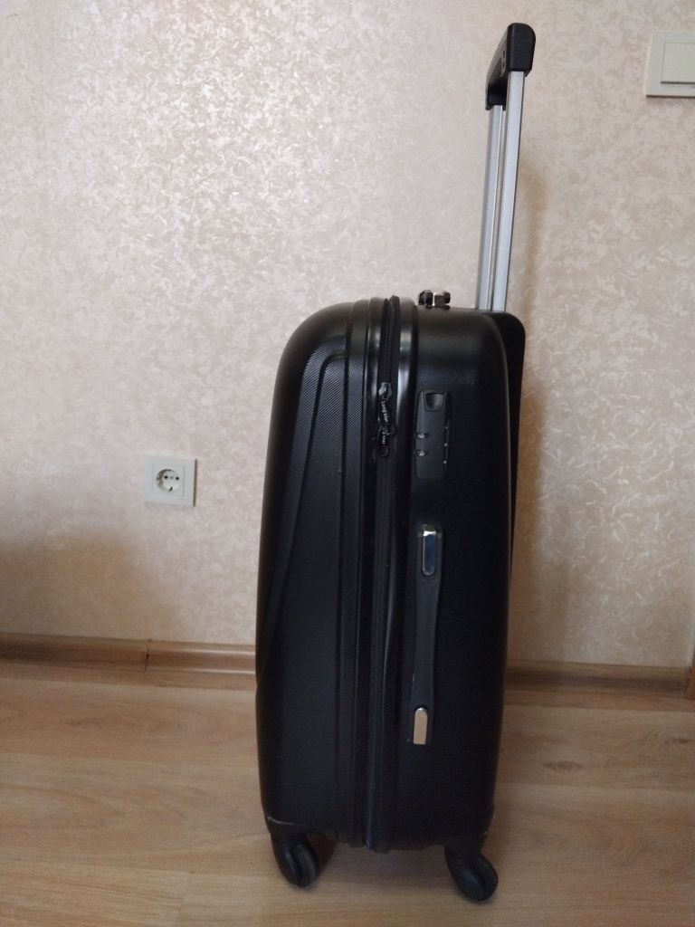 Чемоданы продам в отличном состоянии