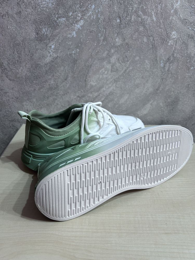 Продам кроссовки новые размер 41-41,5