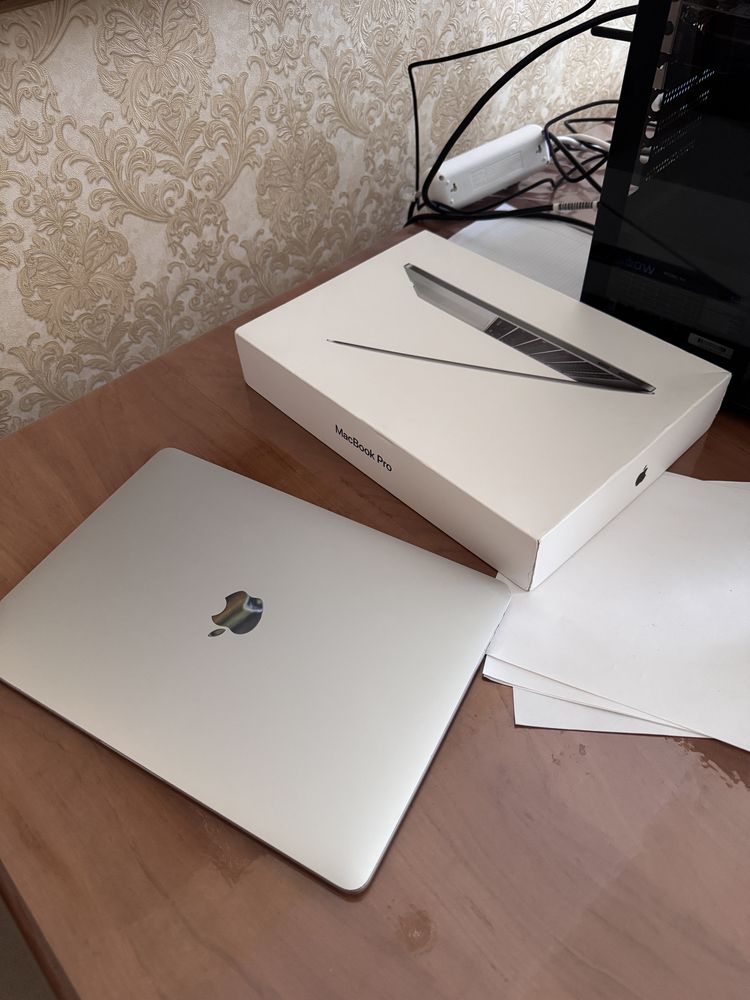 Macbook Pro 13 2018 с коробкой