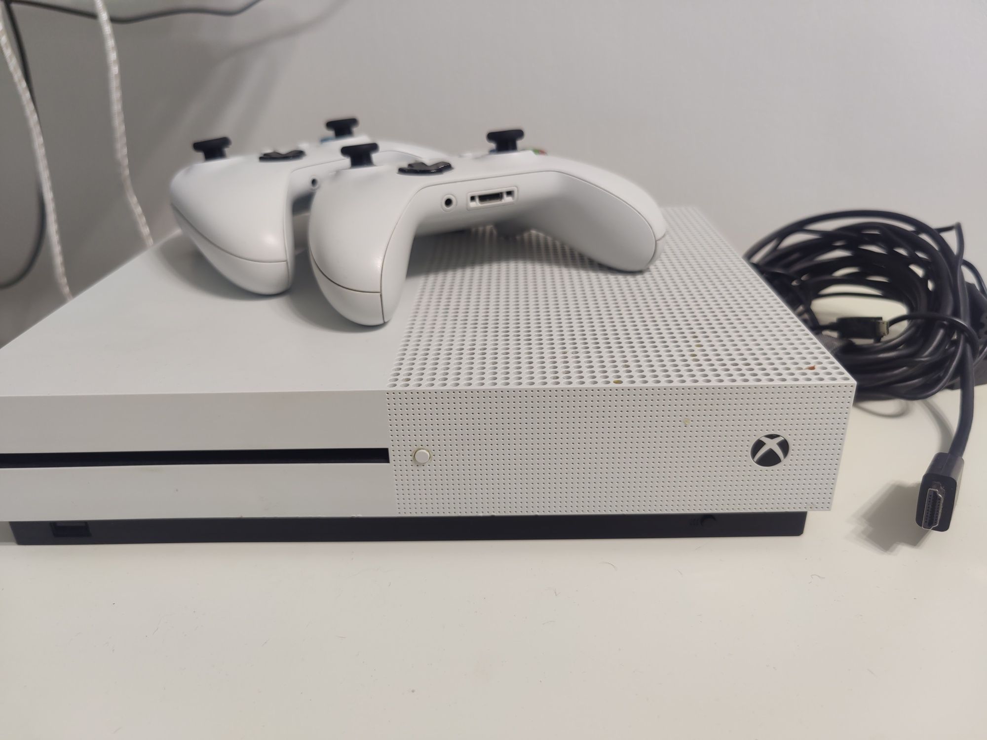 Продам Xbox one s 1 Tb