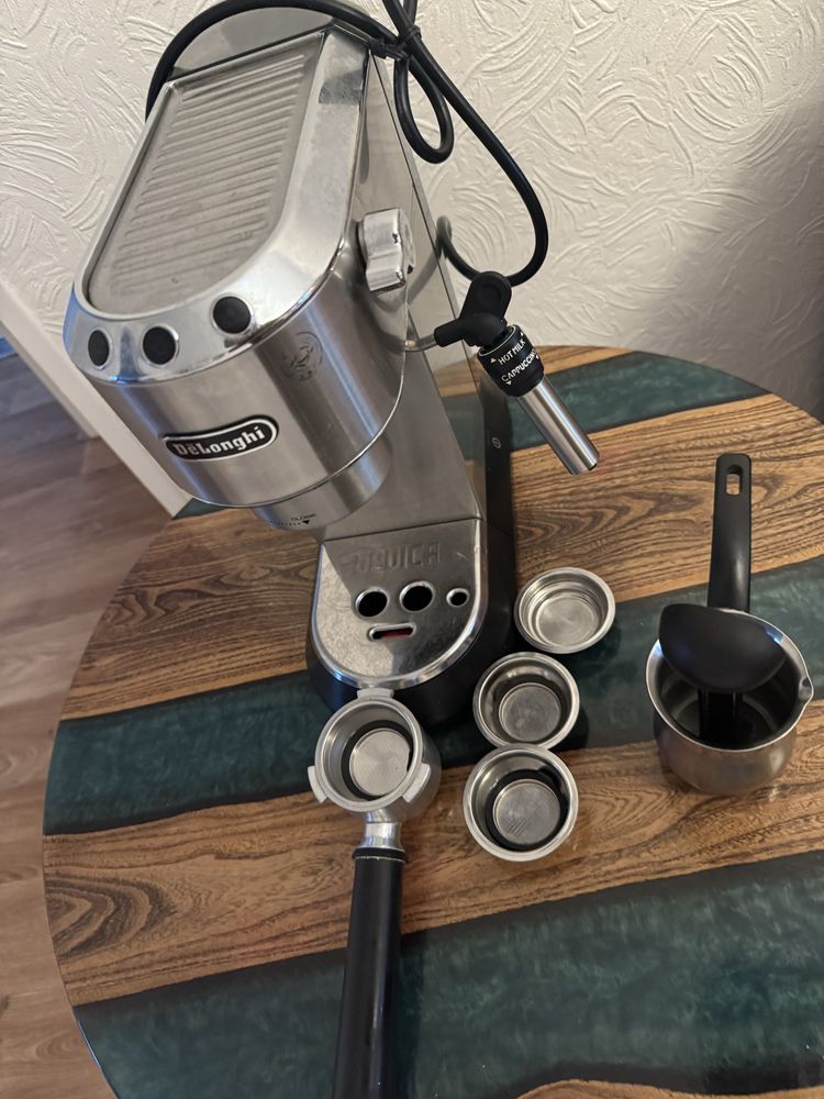Кофеварка Delonghi EC685.BK