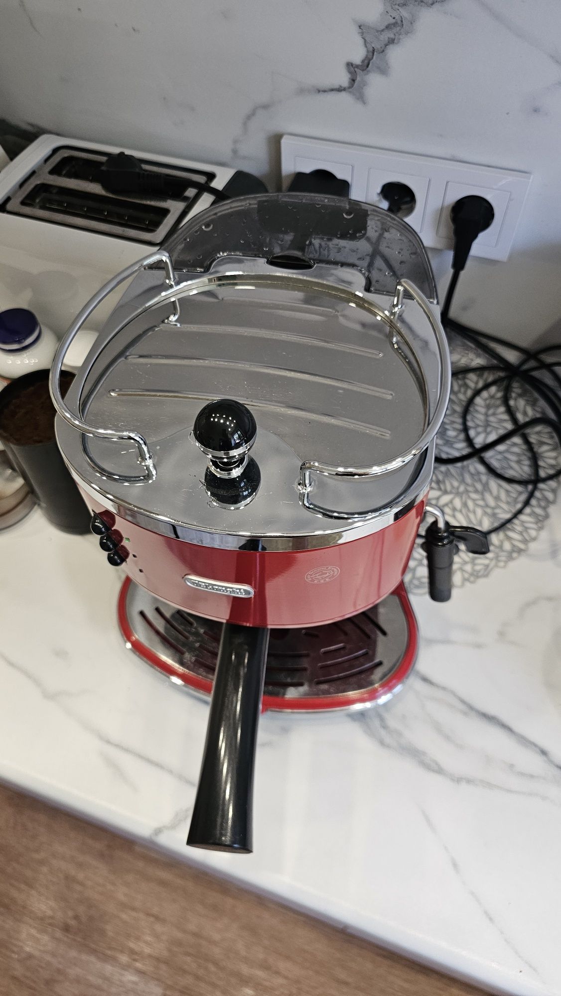 Продам рожковую кофемаши Delonghi