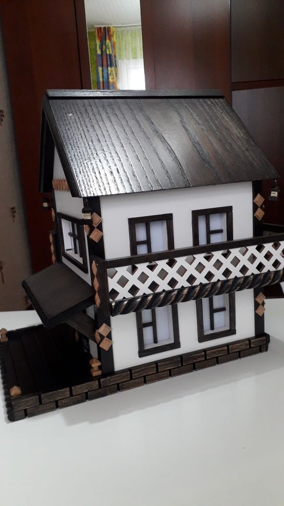Копилка-домик из дерева. Хороший вариант для подарка или для себя.