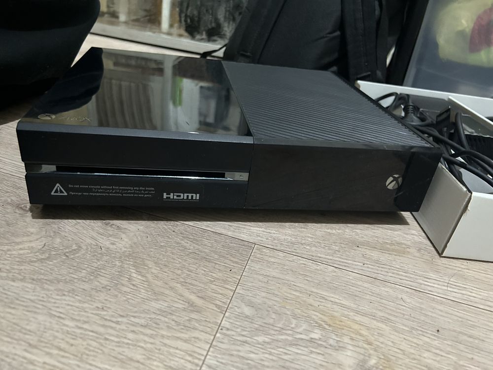 XBOX ONE, объем памяти 500 gb, 2 оригинальных геймпада