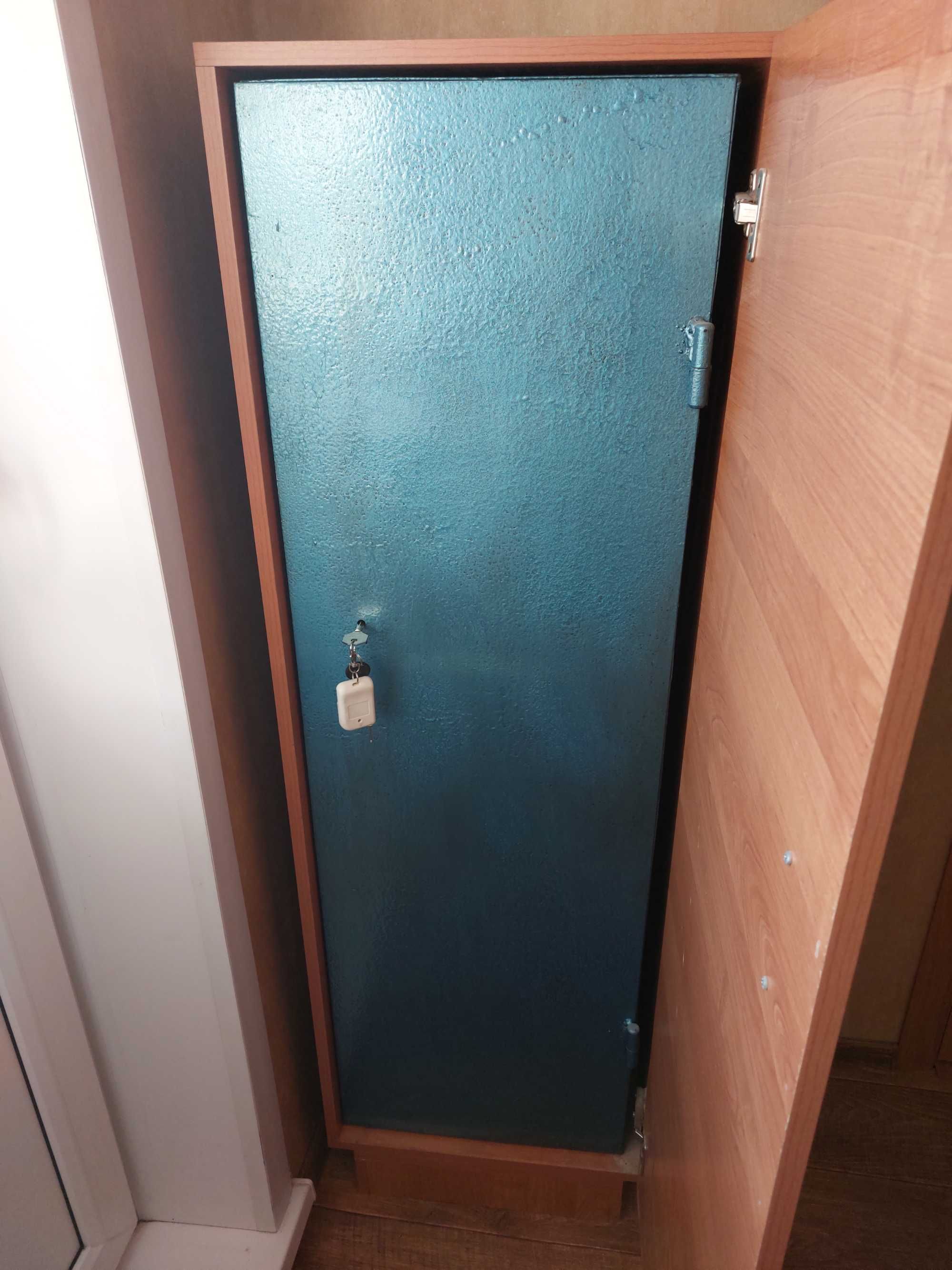 Продам металлический сейф.
