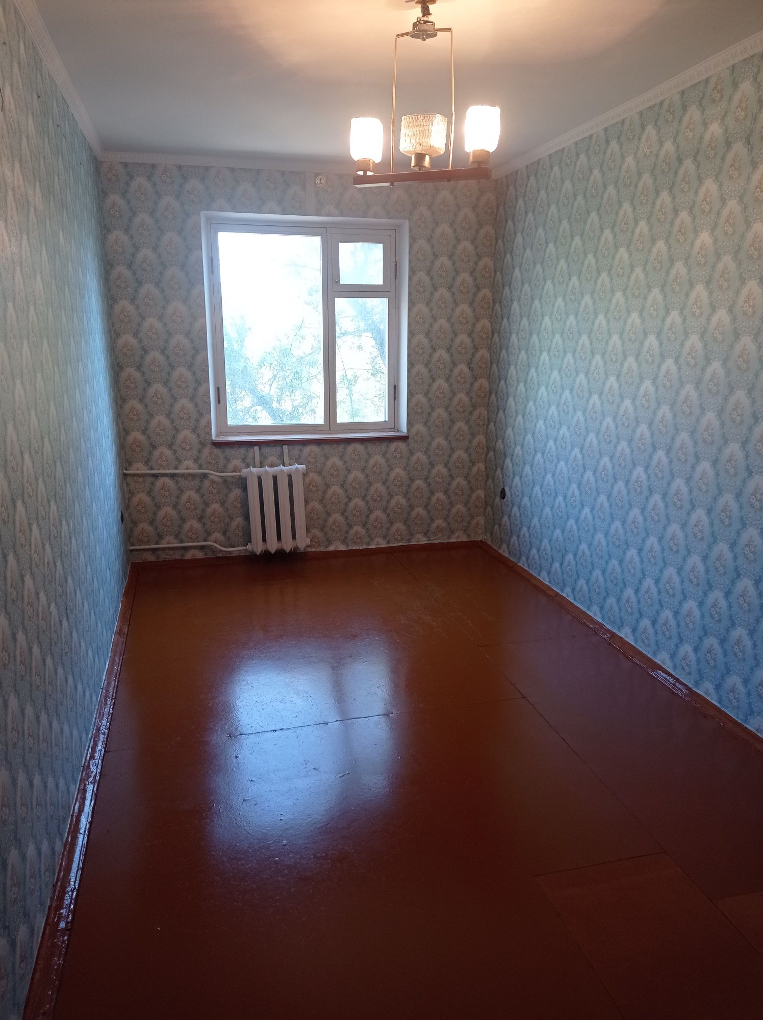 Продам квартиру трехкомнатную
