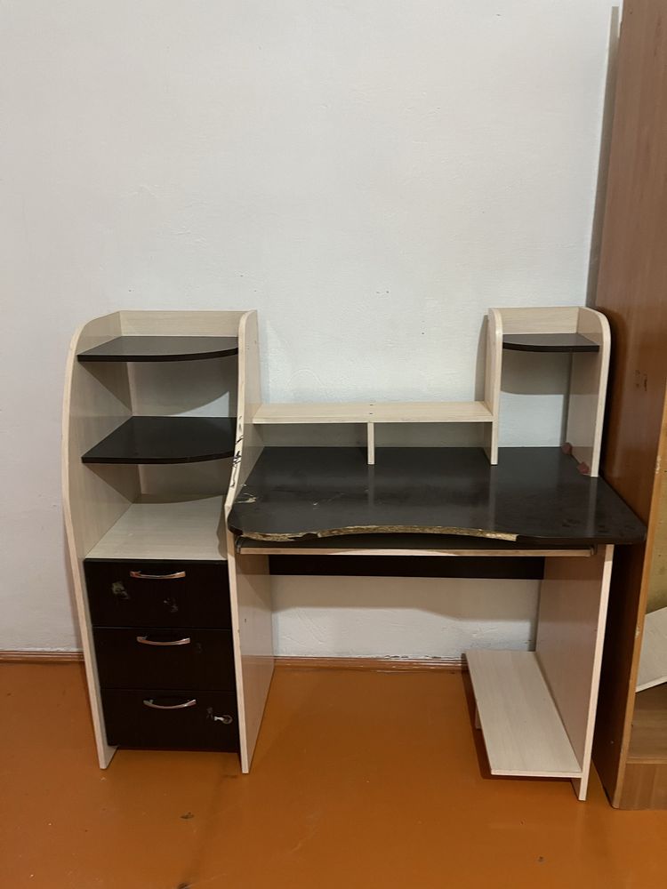 Компьютерный стол, очень комфортный