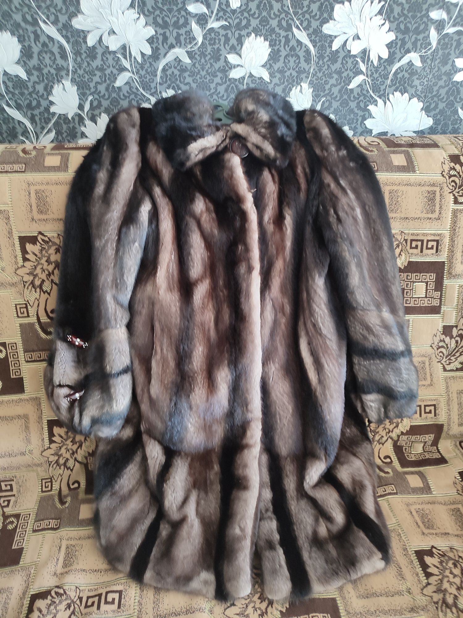 Продам женскую шубу .норковая.
