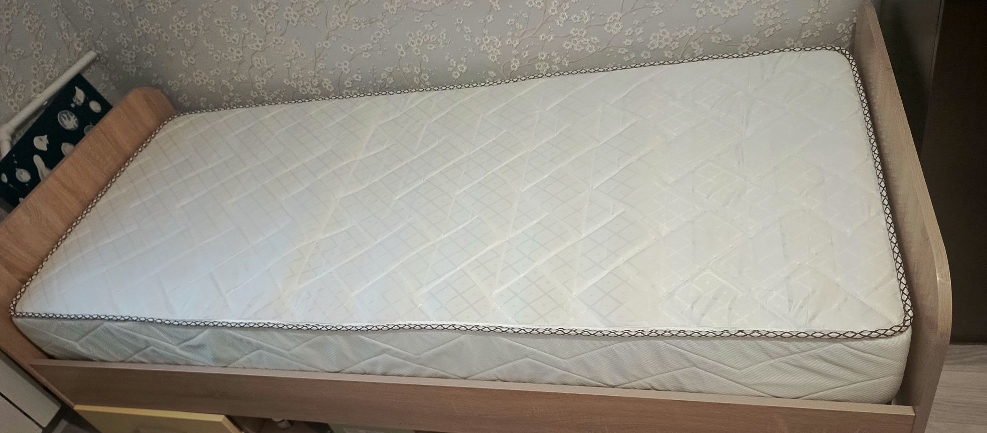 Продам кровать с матрасом