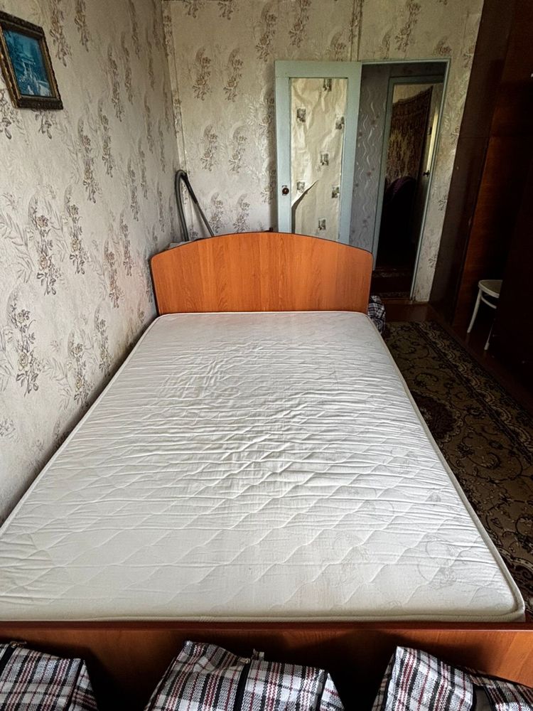 Продам кровать с матрасом