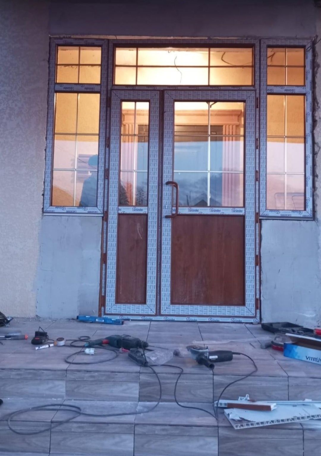 Пластиковые окна и дверь,балкон витраж