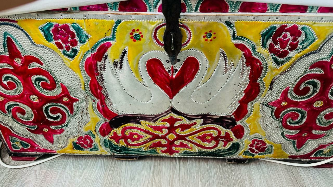 Сандык из дерева, б/у, внутри белый обои чистые, 1  шт