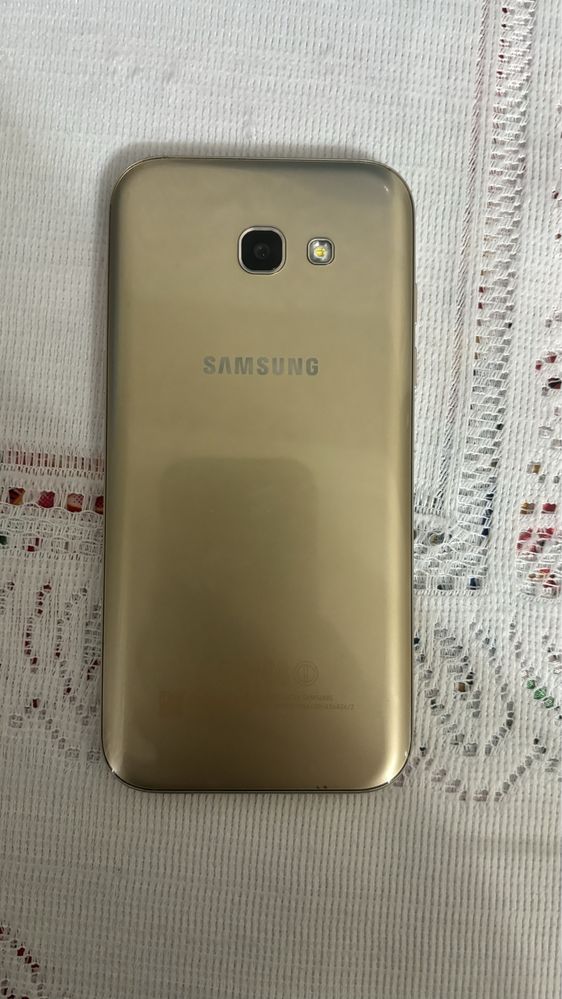 Samsung телефон золотого цвета