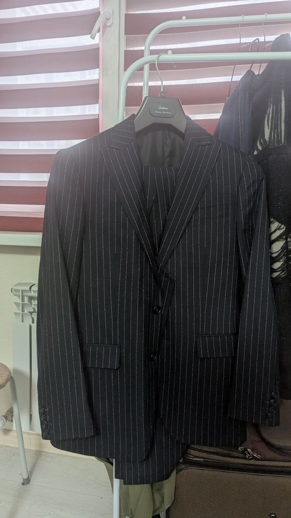 Продам мужской костюм carlione тройка