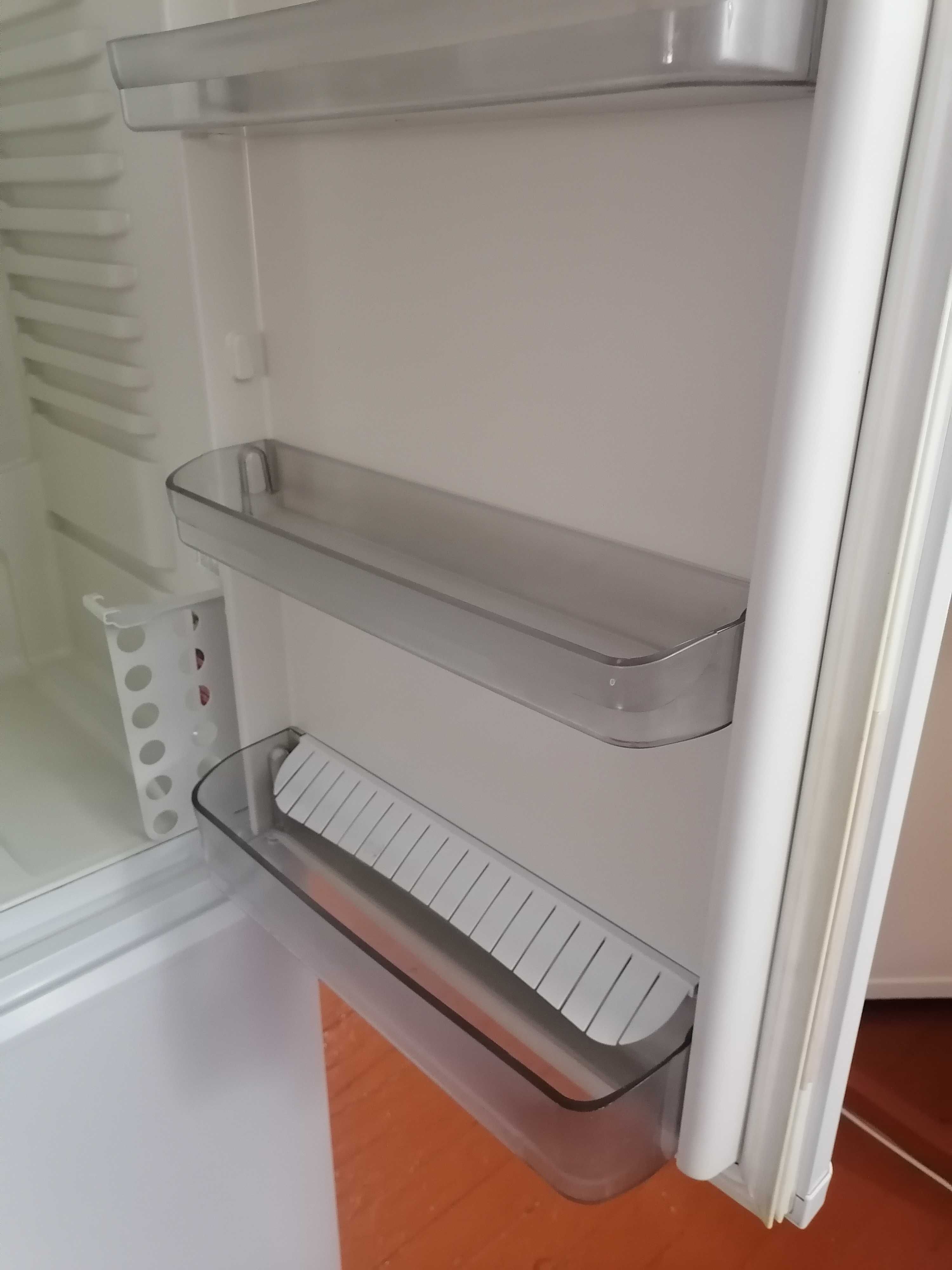 Фиксатор от полки кармашка двери холодильника Ariston Indesit