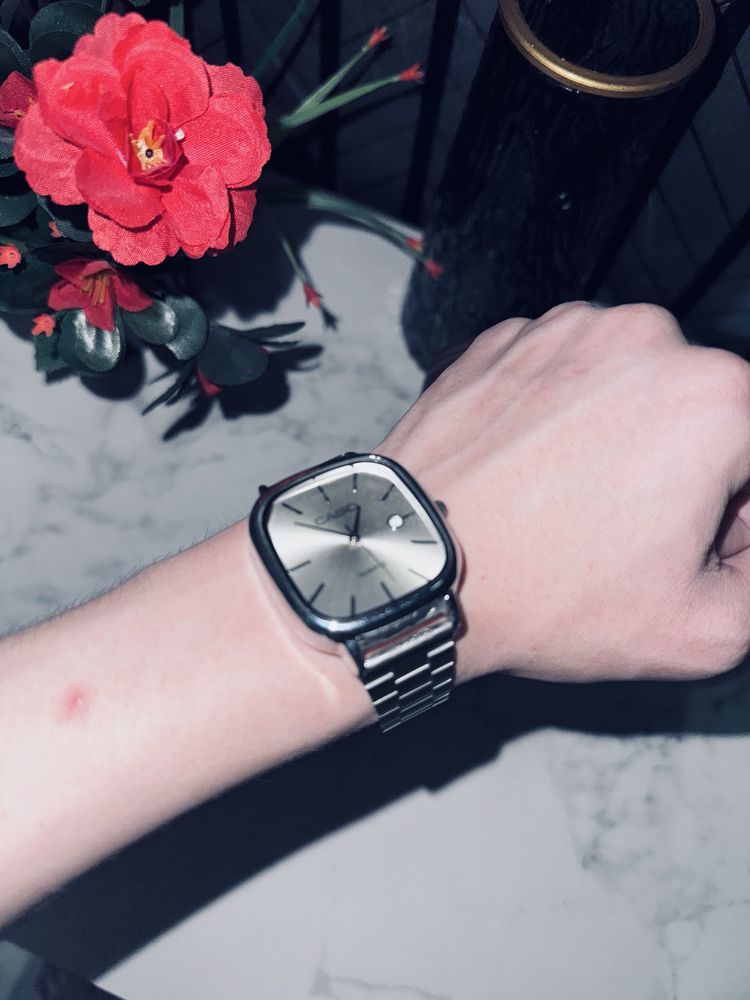 Продам оригинальные часы Casio Quartz (серебристые)