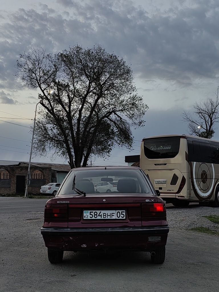 Митсубиси Лансер.